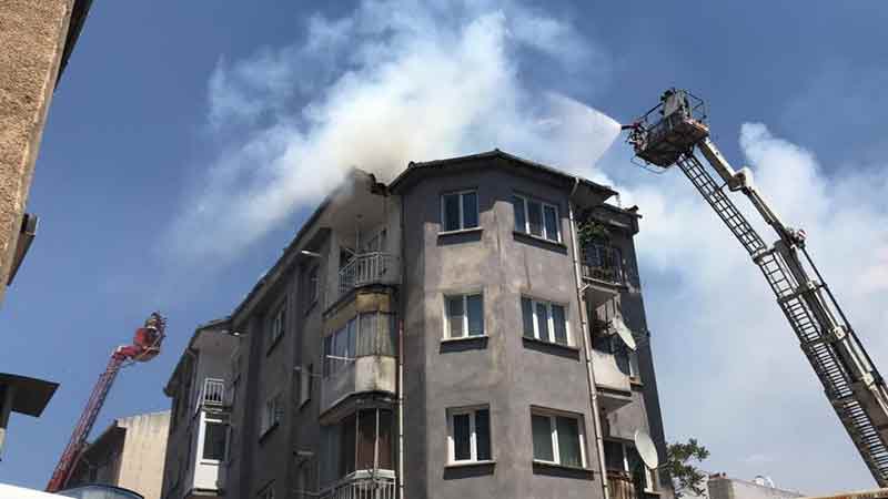 Alınan bilgiye göre, Ömerağa mahallesinde Turgut Reis caddesi ile Çelebi sokak kesişiminde bulunan dört katlı binanın çatı katında henüz bilinmeyen bir sebepten dolayı yangın çıktı. 