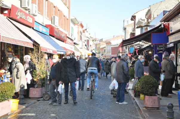 Kısıtlama öncesi alışveriş yapmak isteyen vatandaşlar, çarşı merkezine ve Hamamyolu’na akın etti. 