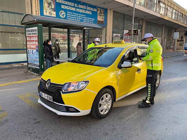 Eskişehir'de, İçişleri Bakanlığı tarafından 81 ilin valiliklerine gönderilen talimat doğrultusunda, toplu taşıma araçları ve taksilerde Korona virüs denetimi yapıldı.