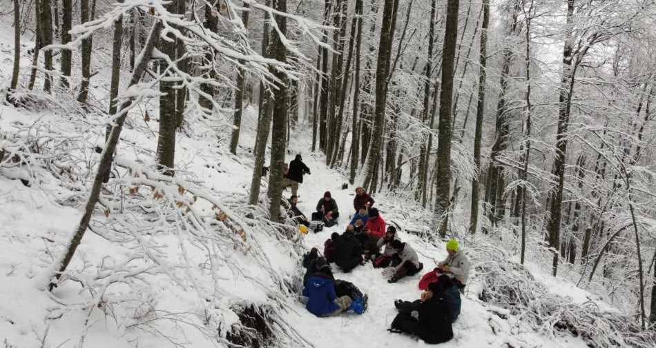 Eskişehir Doğa Aktiviteleri Grubu (ESDAĞ), karla kaplı orman manzarası eşliğinde 15 kilometrelik yürüyüş gerçekleştirdi. Eskişehir Doğa Aktiviteleri Grubu, Kütahya’nın Domaniç ilçesine giderek yürüyüş yaptı.