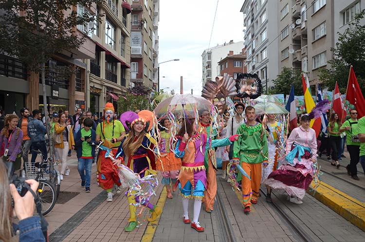 Büyükşehir Belediyesi Şehir Tiyatroları’nın düzenlediği 13. Uluslararası Eskişehir Çocuk ve Gençlik Tiyatroları Festivali halkın yoğun ilgi gösterdiği görkemli bir yürüyüşle başladı.