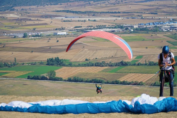 Çin’den Eskişehir’e gelen 8 öğrenci, Türk Hava Kurumu (THK) tarafından verilen eğitimle hayatlarında ilk defa yamaç paraşütü ile uçmanın tadını yaşadı. 