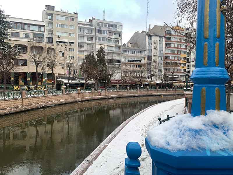 Kış, geçen yıla göre daha ‘sıcak’ bir havada geçerken, merakla beklenen kar geldi. Yılın ilk karı Eskişehir’de şehir merkezine düştü