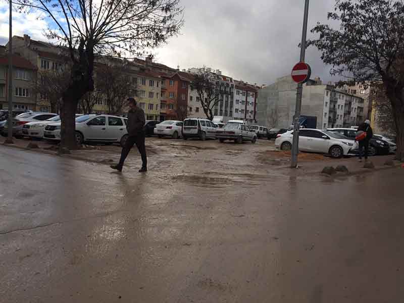  Mahalleliler, yetkililerinden, Mehmetçik Anadolu Lisesi karşısındaki yolun, su giderleri ve kanalizasyonlarına bir an önce çare bulmalarını istiyorlar.