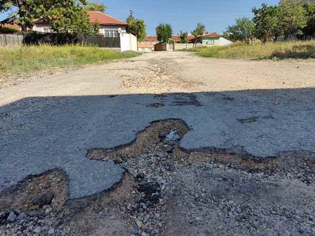 Eskişehir’de bazı sokaklarda asfaltın çökmesi sonucu oluşan derin çukurlar nedeniyle araçlarıyla ilerlemekte güçlük çeken mahalleliler adeta canından bezdi.