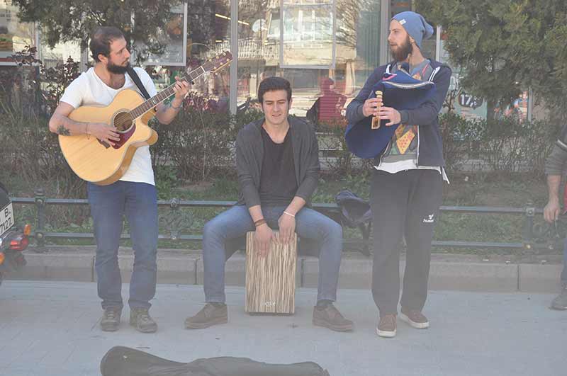 Eskişehir'de havaların ısınmasıyla birlikte cadde ve sokaklarda yerlerini alan müzisyenler arasındaki bir grup genç, tulum sesi ve Karadeniz müzikleriyle dinleyenleri adeta mest etti. 