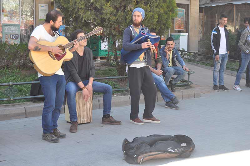 Eskişehir'de havaların ısınmasıyla birlikte cadde ve sokaklarda yerlerini alan müzisyenler arasındaki bir grup genç, tulum sesi ve Karadeniz müzikleriyle dinleyenleri adeta mest etti. 