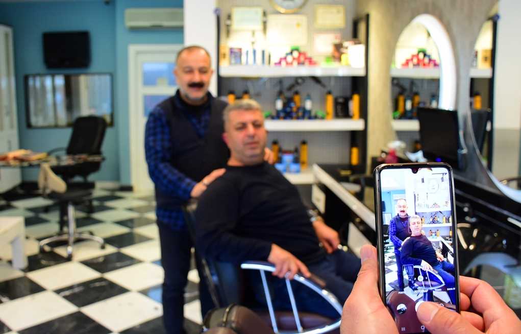 Eskişehir'de erkek kuaförlüğü yapan Ramazan Acar, 1995 yılından bu yana müşterileriyle çektirdiği fotoğrafları hatıra albümünde ve sosyal medya hesabında muhafaza ediyor.