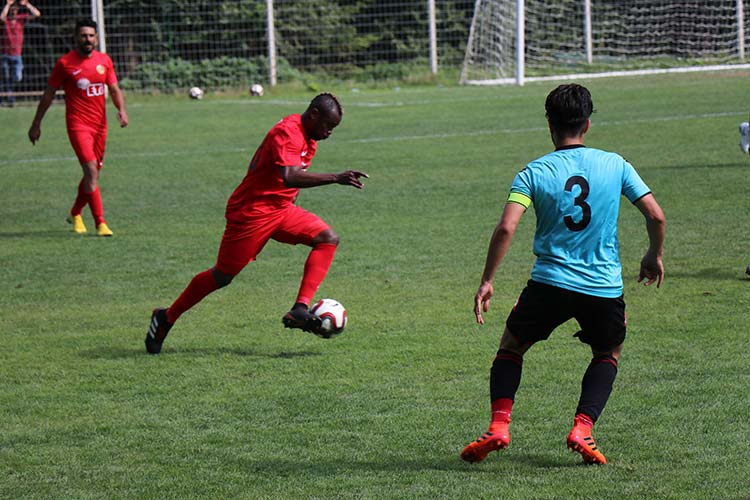 Bolu’da, kamp çalışmalarını sürdüren Spor Toto 1. Lig takımlarından Eskişehirspor, Hacettepe ile oynadığı ilk hazırlık maçında sahadan 4-2 galip ayrıldı. 