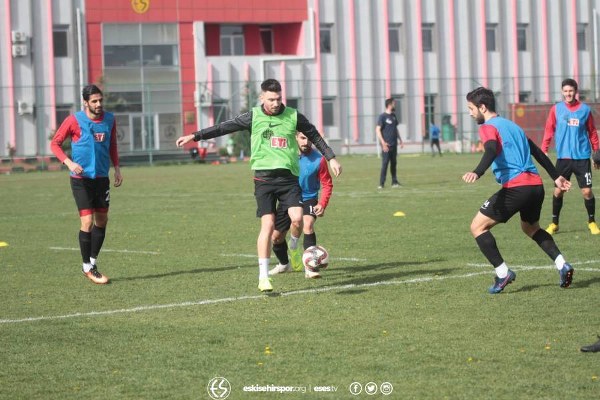 Eskişehirspor, Vali Hanefi Demirkol tesislerinde gerçekleşen antrenman ile Afjet Afyonspor maçı hazırlıklarını sürdürdü.