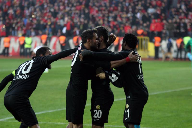 Eskişehirspor, ligin 13. haftasında bugün Çaykur Rizespor ile 1-1 berabere kaldı. Golümüzü atan Hasan Ayaroğlu. Bu skorla Eskişehirspor puanını 12’ye çıkardı.
