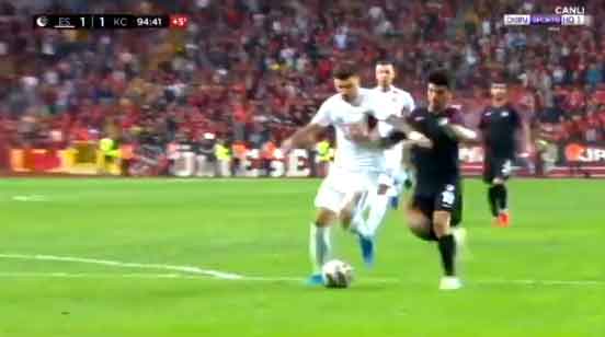 Maçın son saniyesinde adeta Eskişehirspor'un 2 puanını gasp eden Mert Üzenge'ye maçtan sonra sosyal medyada tepki yapdı. İşte Twitter'da pozisyon için yazılan birkaç yorum