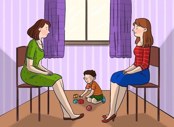 Soru: Odada oturan iki kadından biri yerdeki çocuğun annesi. Resmi dikkatlice inceleyin ve hangisi çocuğun annesi bulun. Cevap: Resmin solundaki yeşil kıyafetli kadın çocuğun annesi. Çünkü sandalyedeki oturuşu ve ayaklarının duruşu çocuğunu koruma iç güdüsünde olduğunu gösteriyor. Bunun yanında, küçük çocuklar bir aktivite yaparken genellikle annelerine yüzleri dönük halde olurlar. Çocuğun duruşu da annesini işaret ediyor.