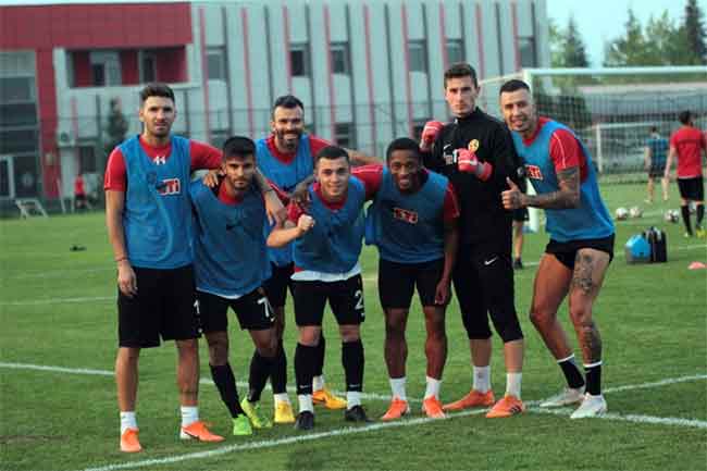 Eskişehirspor, TFF 1. Ligin ilk haftasında, Yeni Eskişehir Stadyumu'nda Keçiörengücü'nü misafir edecek. Ekip hazırlıklarını Vali Hanefi Demirkol Tesislerinde gerçekleşen antrenmanla sürdürdü.