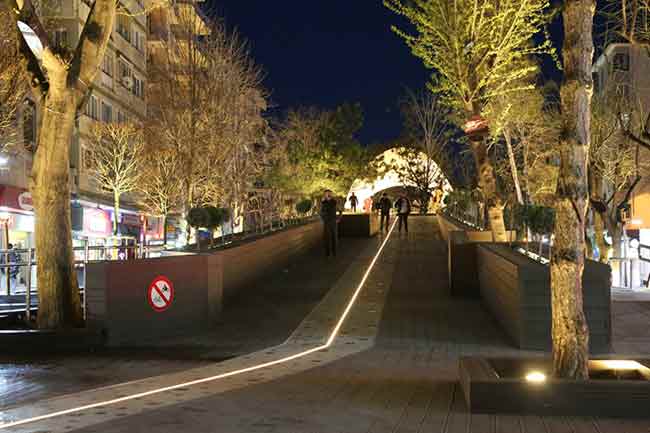 Hamamyolu Caddesi’ni Eskişehir’in yeni cazibe merkezi haline getiren Hamamyolu Park ve Meydan Düzenleme Projesi, ödüle doymuyor
