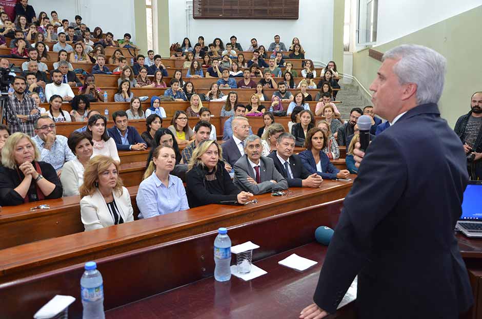 Anadolu Üniversitesi Rektörü Prof. Dr. Naci Gündoğan, İktisadi ve İdari Bilimler Fakültesi’ne bu yıl yerleşen öğrencilerle bir araya gelerek, 2016-2017 eğitim-öğretim yılının ilk dersini kendisi verdi. 
