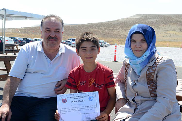 Eskişehir'in Sivrihisar ilçesindeki Uluslararası Sportif Havacılık Merkezinin yürüttüğü, ''Uçmayan Köy Kalmasın" projesiyle daha önce uçağa binmemiş vatandaşlar, ilk kez uçmanın heyecanını yaşadı.