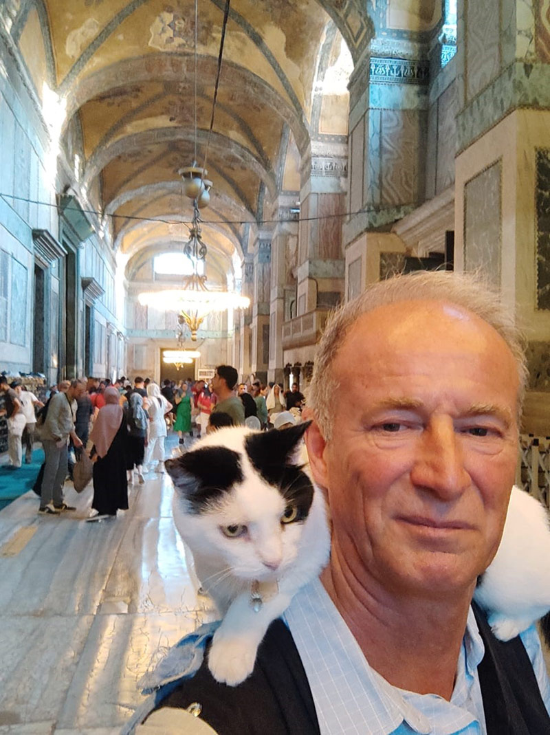 Omzunda kedisi Slyvia’yı gezdiren Eskişehirli Mustafa Rahmi Erçetin, İstanbul’un tarihi mekân ve sokaklarını evcil hayvanı ile gezerken turistlerin ilgi odağı oldu.