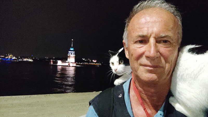 Eskişehir’de yaşayan Mustafa Rahmi Erçetin, 9 yıldır omzunda taşıdığı kedisi Slyvia ile İstanbul gezisine çıktı.