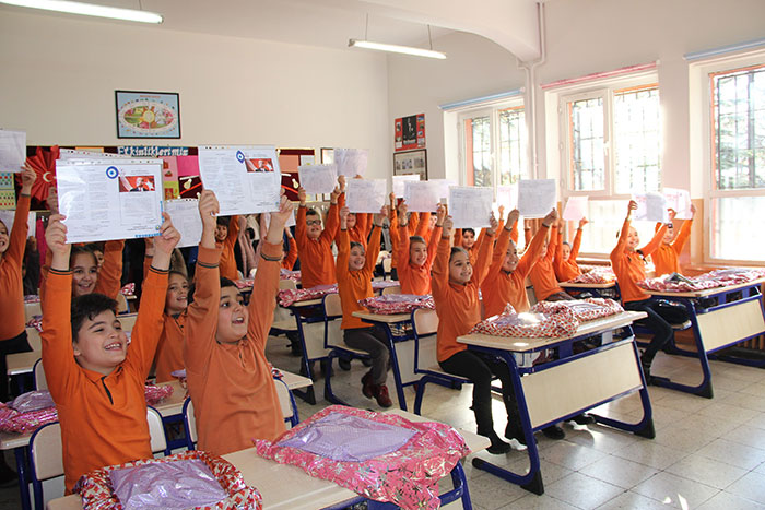 Eskişehir Valisi Özdemir Çakacak, Yunus Emre İlkokulu’nu ziyaret ederek öğrencilere karnelerini dağıttı. 
