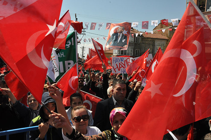 Cumhuriyet Halk Partisi (CHP) Genel Başkanı Kemal Kılıçdaroğlu, AK Parti'nin halka neden “evet” oyu vermesi gerektiğini anlatmadığını savunarak, “Bunu yapmıyorlar. Bunu söylemiyorlar. Ya ne yapıyorlar. Sabah Kılıçdaroğlu, öğle Kılıçdaroğlu, akşam Kılıçdaroğlu, ikindi Kılıçdaroğlu. Benimle hesabınız varsa e sizin istediğiniz bir televizyon kanalında oturalım konuşalım hesaplaşalım, problem yok” dedi. 