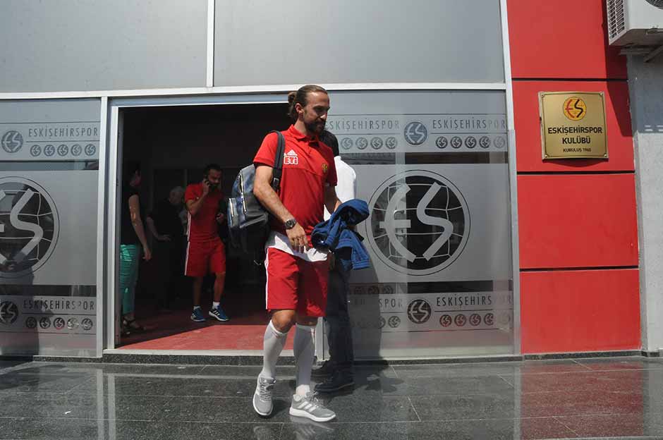 Eskişehirspor, TFF 1. Lig'in 3. haftasında yarın deplasmanda Manisaspor ile oynayacağı maç için kara yoluyla Manisa'ya gitti.