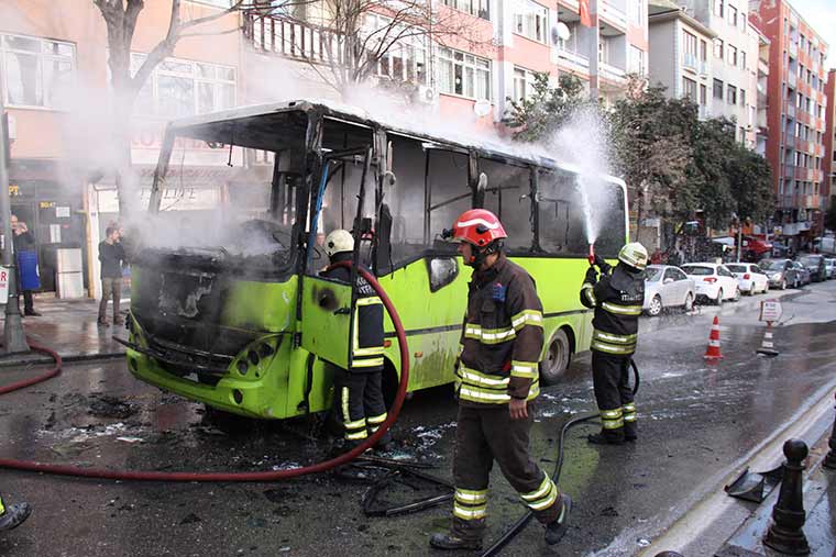 Kocaeli'nin İzmit ilçesinde hareket halindeki özel halk otobüsü, arıza yapması sonrasında içinde yolcular indikten hemen sonra alev alev yandı.