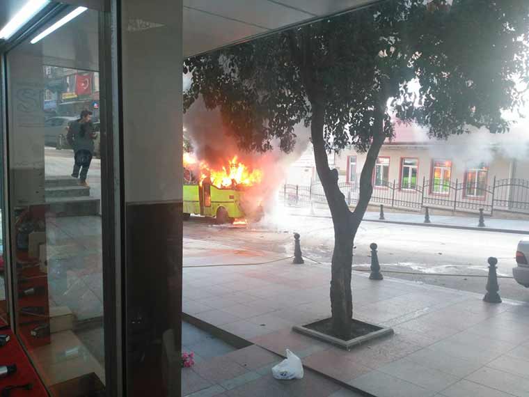 Kocaeli'nin İzmit ilçesinde hareket halindeki özel halk otobüsü, arıza yapması sonrasında içinde yolcular indikten hemen sonra alev alev yandı.