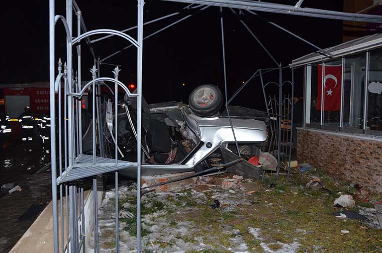 Eskişehir'de bir otomobilin bahçe duvarına çarpması sonucu iki kişi öldü, bir kişi yaralandı.
