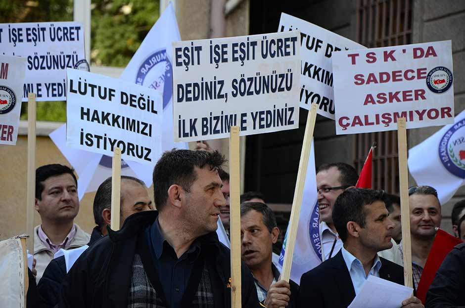 Milli Savunma Bakanlığı (MSB) ve Türk Silahlı Kuvvetleri'nde (TSK) görevli sivil memurlar kendilerine zam yapılmadığı gerekçesiyle eylem yaparak maaş bordrolarını yaktı. 