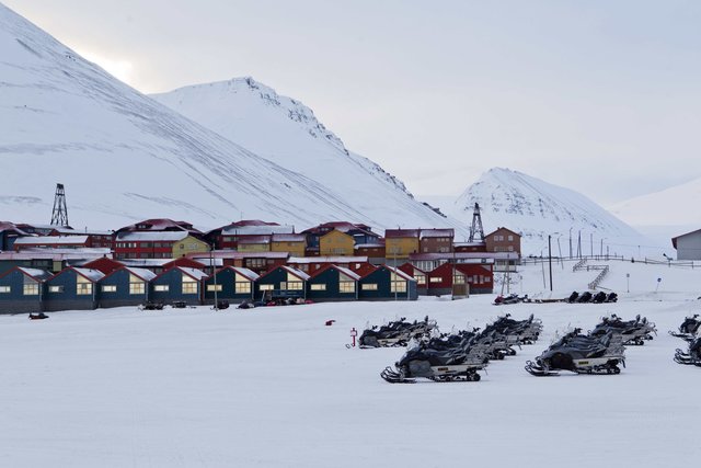 Kuzeyde 78. paralel üzerindeki Longyearbyen, Norveç'in kuzey sahili ile Kuzey Kutbu arasındaki Svalbard takımadalarından birinin üzerinde