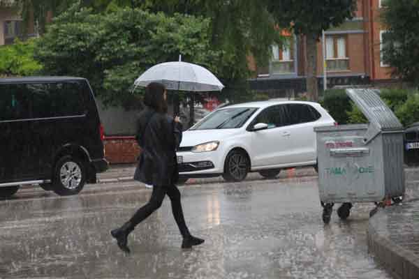 Meteoroloji 3. Bölge Müdürlüğü tarafından yapılan uyarıların ardından Eskişehir’de sağanak yağış etkili oldu.