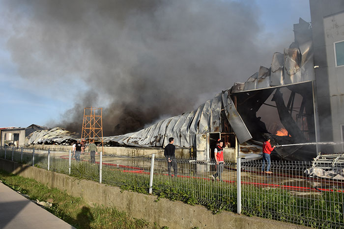 Sakarya’nın Hendek ilçesinde 2. OSB’de bulunan bir mobilya fabrikasının depo kısmında çıkan yangın 3 saatlik çalışma sonucunda kontrol altına alındı. Fabrikanın yöneticileri ise yangını çaresiz gözlerle izledi.