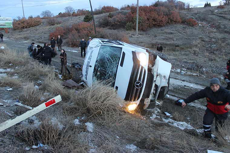Kütahya'nın Tavşanlı ilçesi yakınlarında lise öğrencilerini taşıyan minibüs şarampole uçtu. Kazada minibüs şoförü 45 yaşındaki Muzaffer Bağdat olay yerinde öldü, 14 öğrenci yaralandı.