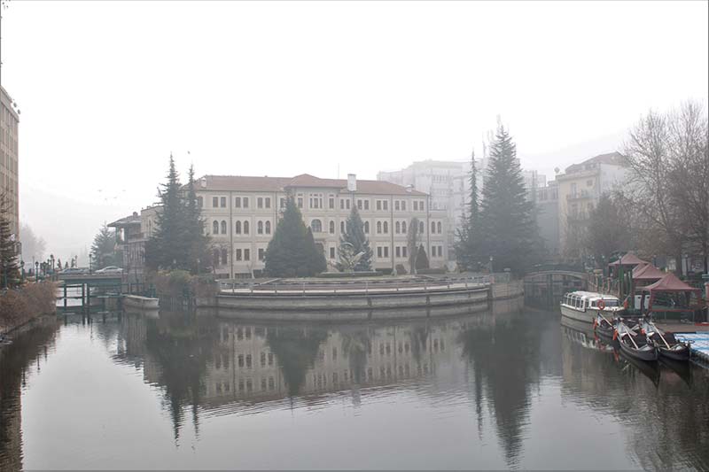 Pazar sabahı Eskişehir’de meydana gelen sis, öğle saatlerinde de etkisini devam ettirdi. 