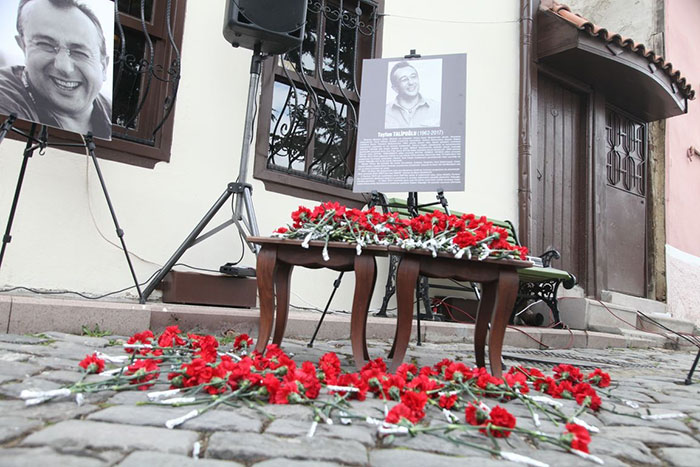 Dün gece kalp krizi sonucu hayatını kaybeden gazeteci Tayfun Talipoğlu, Eskişehir’de kendi adına açılan Daktilo Müzesinde anılırken, müze ziyaretçi akınına uğradı.