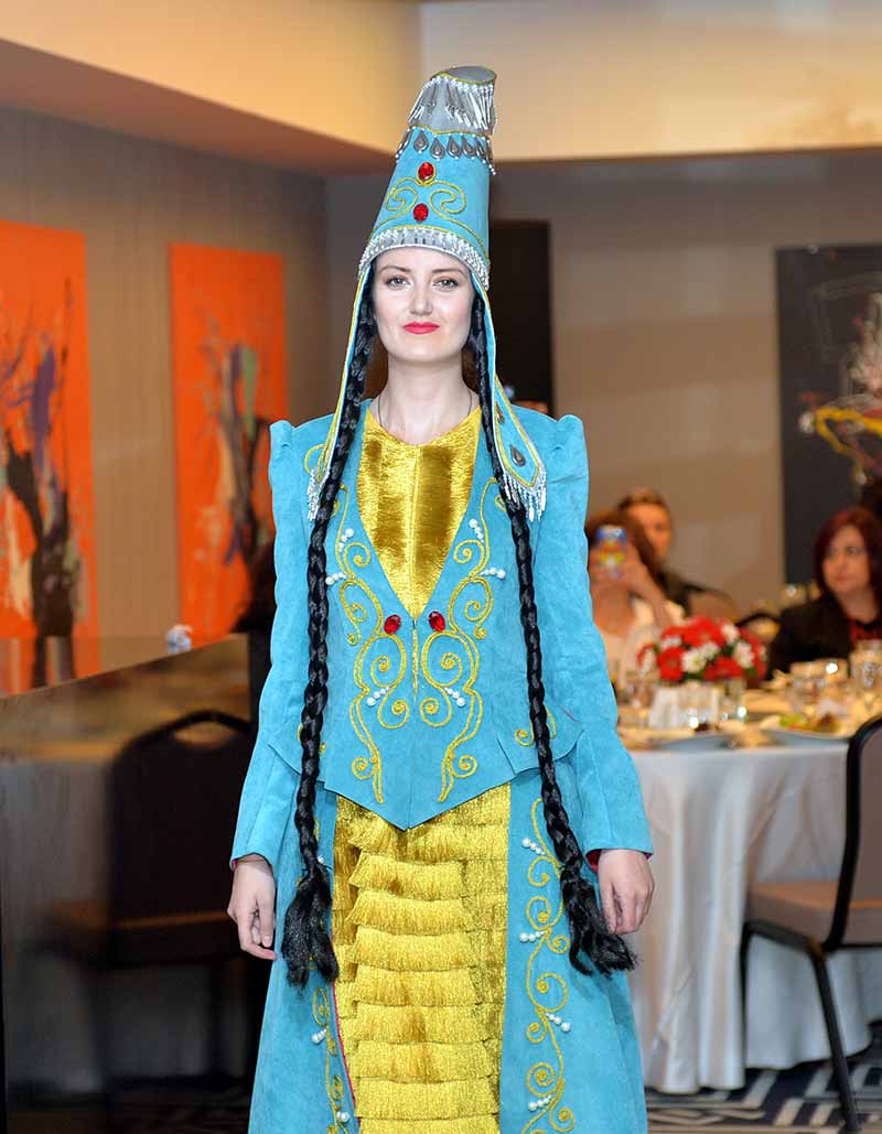 Ұлттық киімдер күні. Казахский костюмы в современном стиле для женщин. Мода әлемі. Fashion платья казакистан. Дизайнерлер.