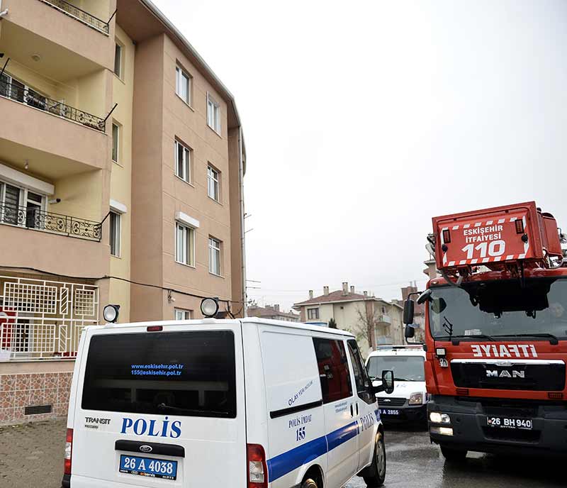 Eskişehir'de evde çıkan yangında dumandan etkilenen 8 kişi hastanelere kaldırıldı.