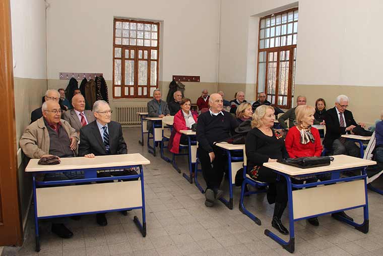 Eskişehir'de, o zamanki ismi Eskişehir Lisesi olan okuldan 1964 yılında mezun olan sınıf arkadaşları, tam 52 yıl sonra aynı sınıfta bir araya geldi. 