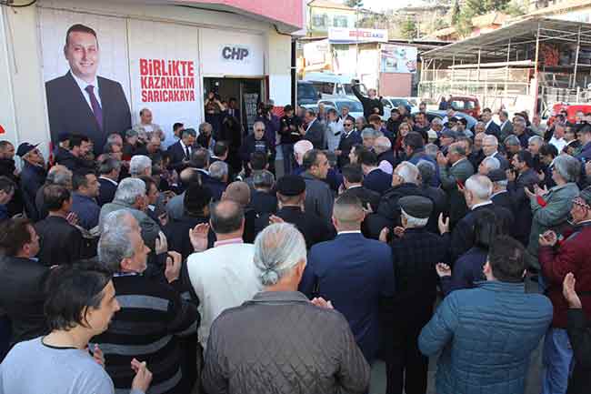 CHP Sarıcakaya Belediye Başkanı Adayı Şafak Atay’ın Seçim İletişim Merkezi açılışı için Sarıcakaya’ya giden Başkan Büyükerşen, büyük ilgi ile karşılandı. 