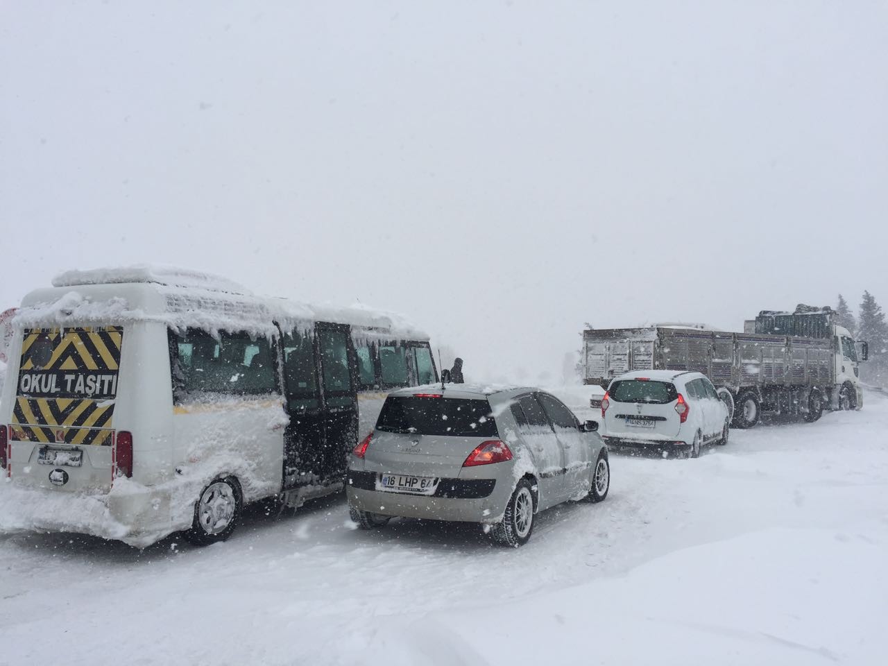 Yoğun kar yağışı ülkenin çoğu kesiminde ulaşımda olumsuzluğa yol açıyor. Bolu Ankara karayolunda kar nedeniyle ulaşım 1 saat durdu. Karayolları aracı kara saplanırken, uzun araç kuyrukları oluştu. Bursa-İzmir yolu ise 4.5 saattir kapalı durumda ve araç konvoyu 40 kilometreye ulaştı.