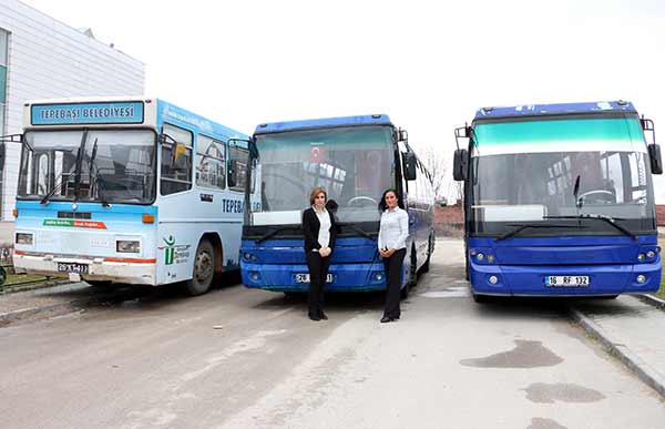 Eskişehir'de merkez Tepebaşı İlçe Belediyesi tarafından otobüslerde görev yapmaları için şoför kadrosuna alınan iki kadın, kent trafiğinde başarıyla direksiyon sallıyor.