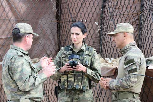 Türk Silahlı Kuvvetlerinin (TSK), Özgür Suriye Ordusunun (ÖSO) desteğiyle 20 Ocak'tan bu yana sürdürdüğü harekata katılan bazı birliklerde kadın askerler de görev yapıyor.