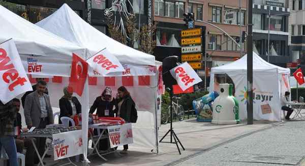 'Evet' ve 'Hayır' çadırları yan yana