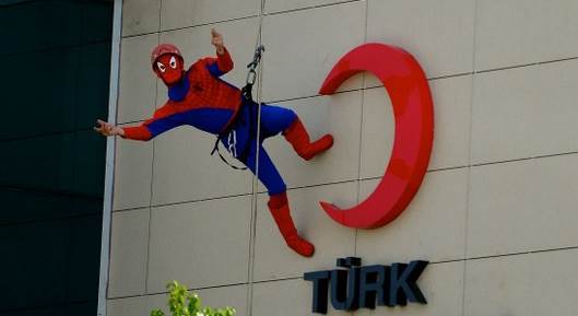 "Örümcek Adam" camdan girip kan verdi