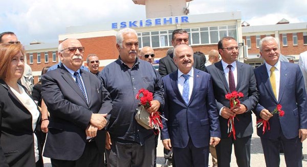 10 bininci yolcuya çiçekli karşılama