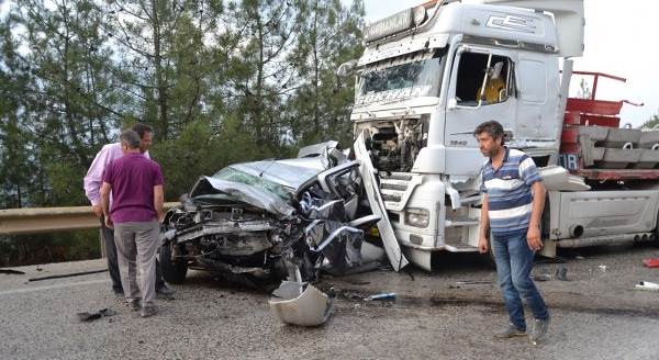 2 TIR'ın arasında kalan otomobil hurdaya döndü