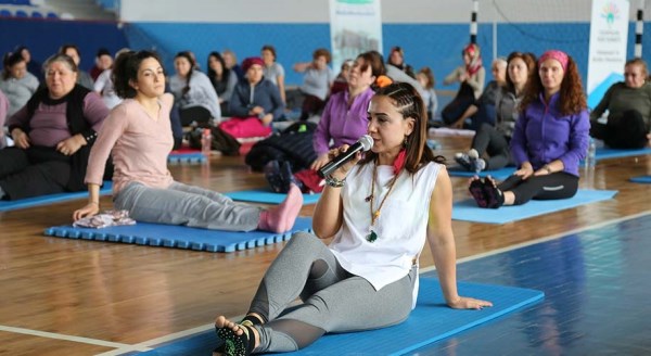 250 kadın hep birlikte yoga yaptı
