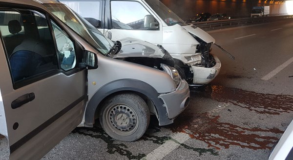 3 araç birbirine girdi: 4 yaralı