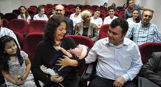 380 gramlık Azra yaşama sımsıkı tutundu 